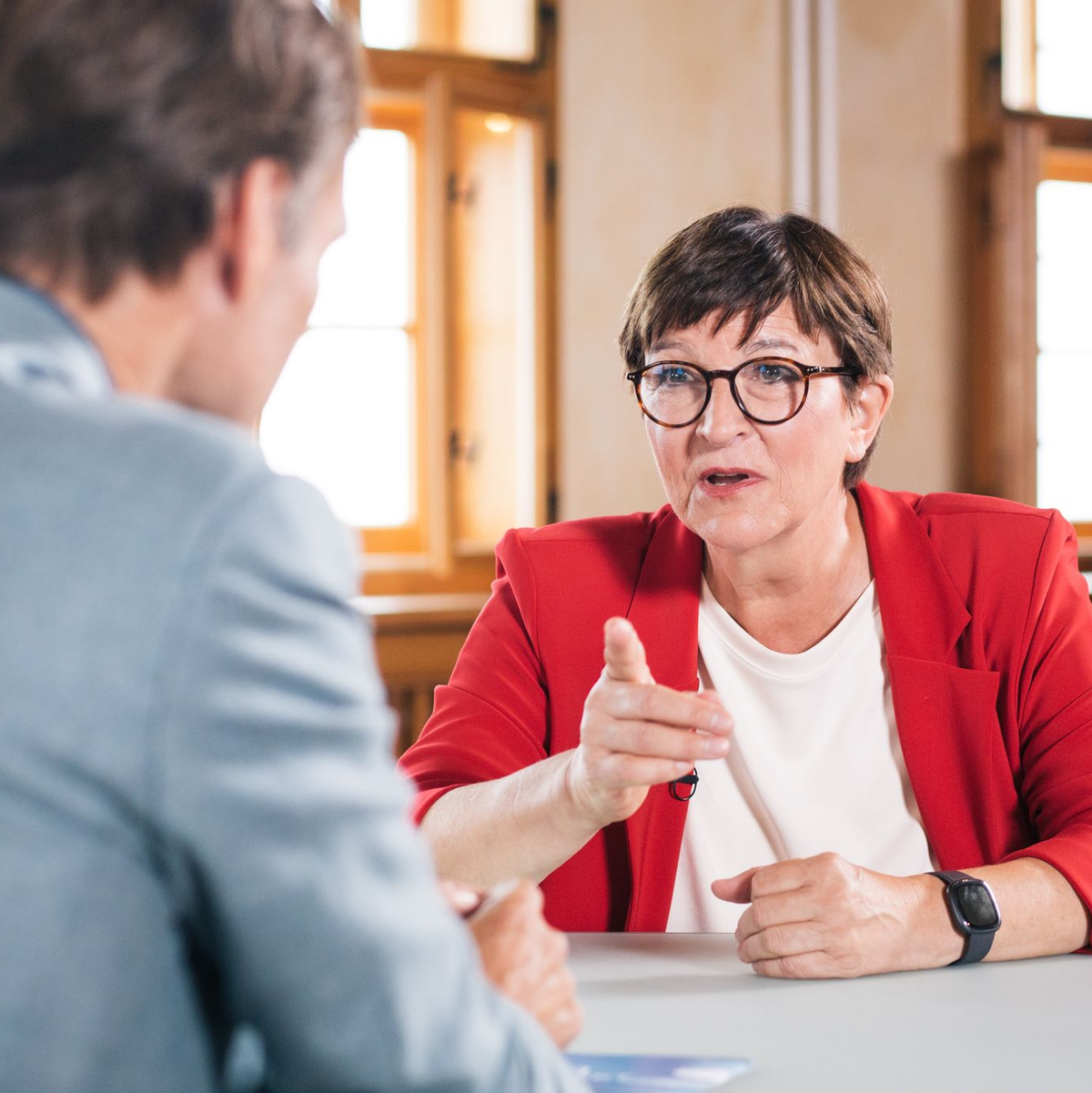 Eine mögliche Koalition zwischen SPD und BSW auf Ländereben, schließt Saskia Esken nicht per se aus. - Foto: Nora Klein /ZDF/dpa