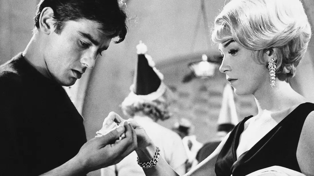 Alain Delon am Set des Films Der gelbe Rolls-Royce mit Schauspielerin Shirley MacLaine (Foto - Archiv) - Bild: Roy Boynton/AP/dpa