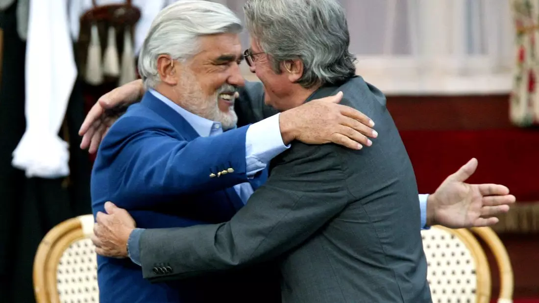 Auch bei Wetten, dass..? war Delon zu Gast, hier bei der herzlichen Umarmung mit Schauspieler Mario Adorf. (Foto - Archiv) - Bild: Uli Deck/dpa