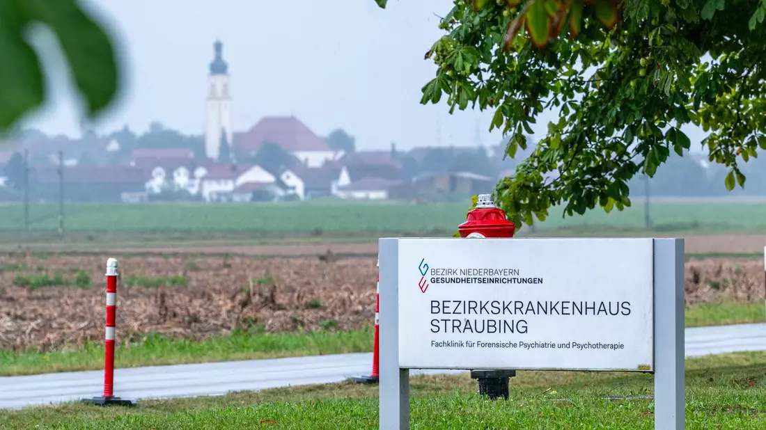 Einer von vier aus dem BKH Straubing geflohenen Straftätern ist gefasst worden. - Bild: Armin Weigel/dpa