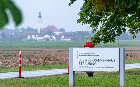 Aus dieser Klinik flohen die vier Straftäter. Nach einem der Männer wird in Österreich gefahndet. (Foto: Archiv) - Foto: Armin Weigel/dpa