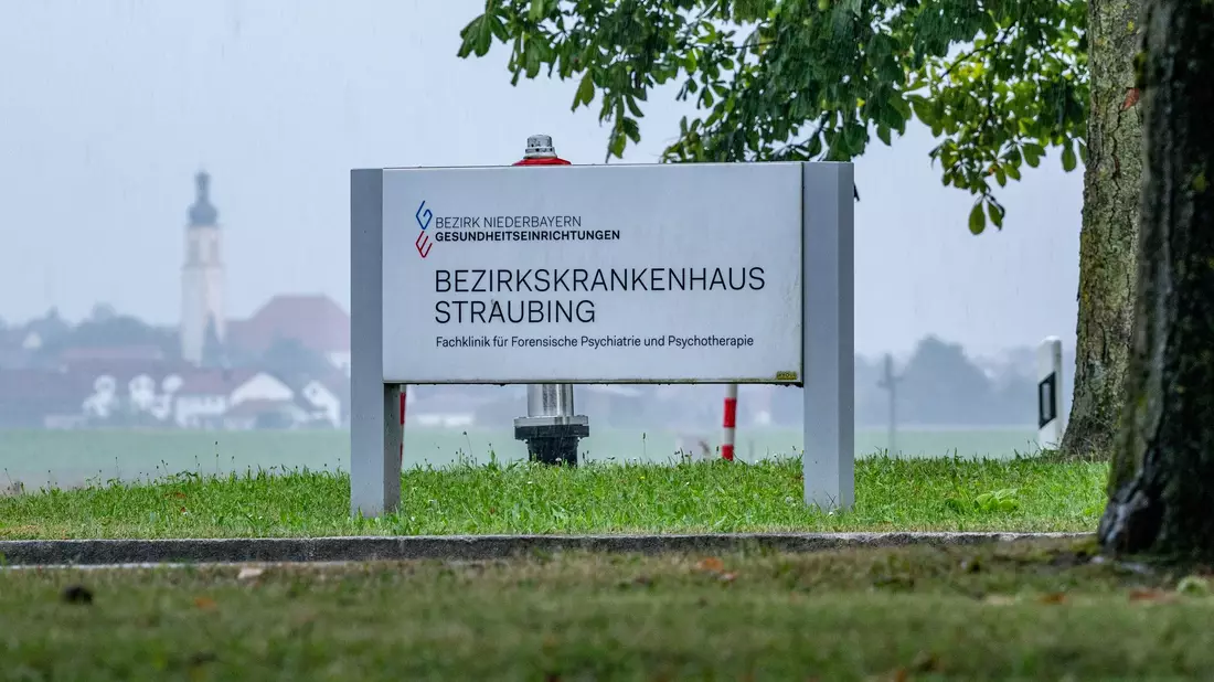 Vier Männer sind am Samstagabend im niederbayerischen Straubing aus einer geschlossenen Klinik entflohen. Laut Polizei laufen umfangreiche Fahndungsmaßnahmen. - Bild: Armin Weigel/dpa