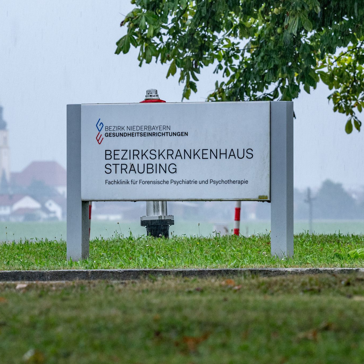 Absperrband vor dem Tor des Bezirkskrankenhauses Straubing. Aus dieser geschlossenen Einrichtung gelang den Straftätern die Flucht. - Foto: Armin Weigel/dpa