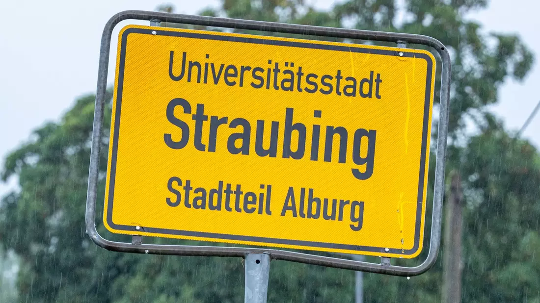 Vier Männer sind am Samstagabend im niederbayerischen Straubing aus einer geschlossenen Klinik entflohen. Laut Polizei laufen umfangreiche Fahndungsmaßnahmen. - Bild: Armin Weigel/dpa