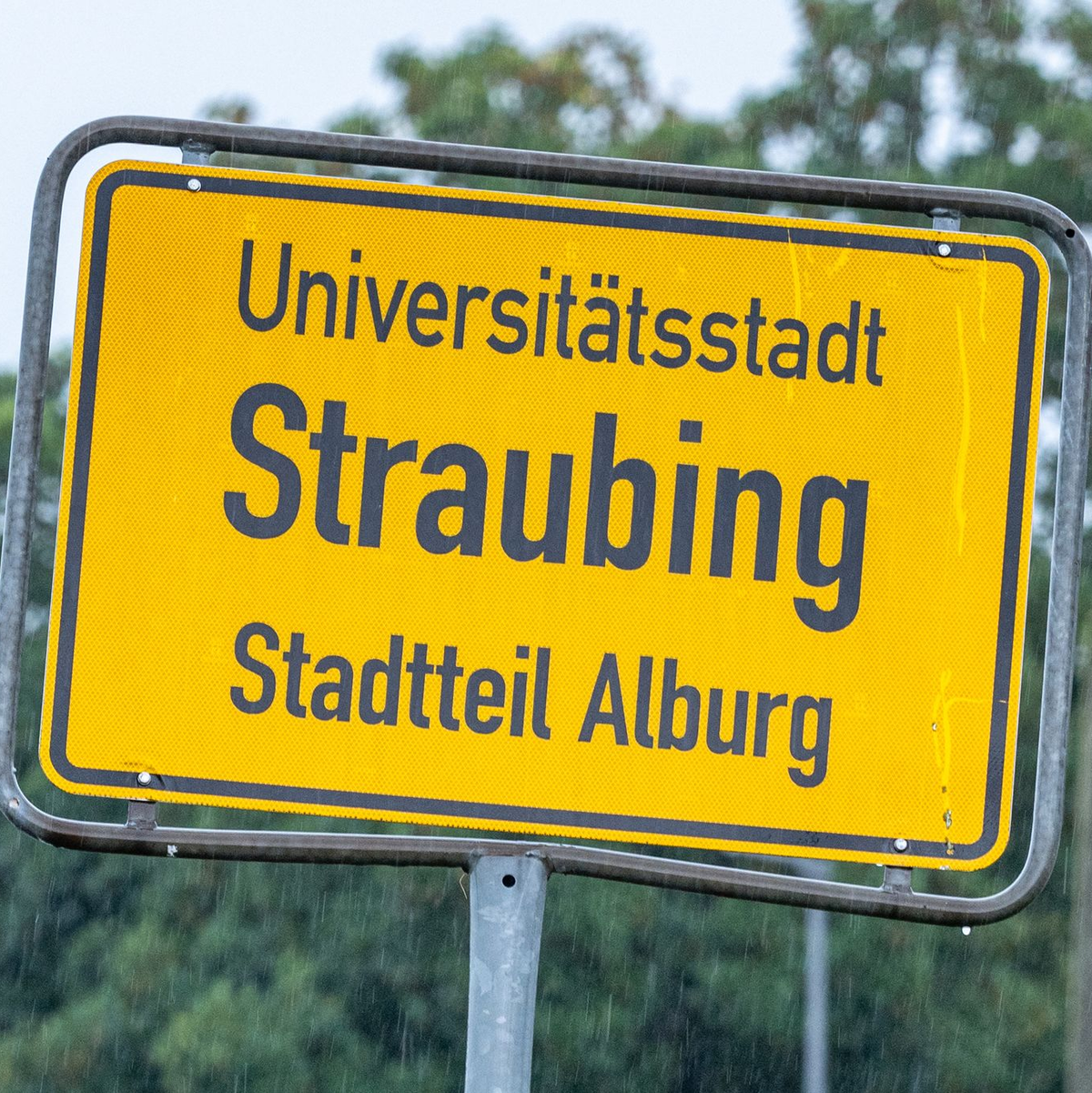 Vier Männer sind am Samstagabend im niederbayerischen Straubing aus einer geschlossenen Klinik entflohen. Laut Polizei laufen umfangreiche Fahndungsmaßnahmen. - Foto: Armin Weigel/dpa