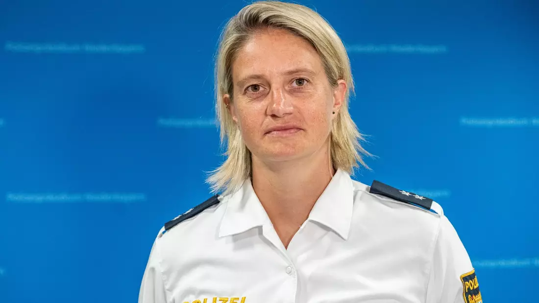 Vier Männer sind am Samstagabend im niederbayerischen Straubing aus einer geschlossenen Klinik entflohen. Laut Polizei laufen umfangreiche Fahndungsmaßnahmen.  - Bild: Armin Weigel/dpa