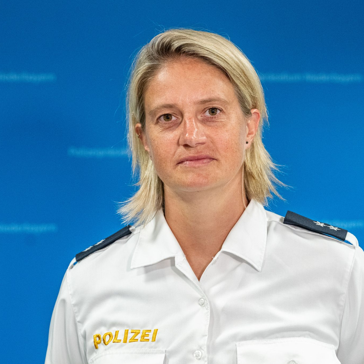 Vier Männer sind am Samstagabend im niederbayerischen Straubing aus einer geschlossenen Klinik entflohen. Laut Polizei laufen umfangreiche Fahndungsmaßnahmen.  - Foto: Armin Weigel/dpa