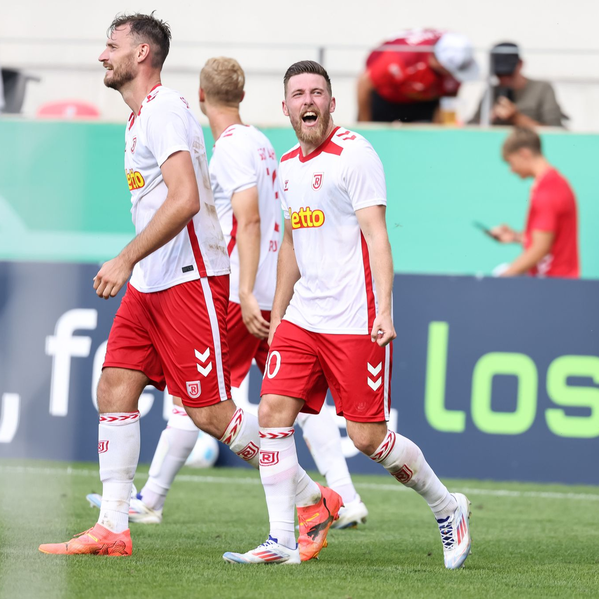 Der VfL Bochum hatte es in Regensburg schwer. - Foto: Stefan Bösl/dpa