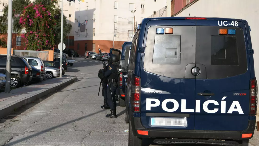 Die spanische Polizei leitete eine Großfahndung nach dem Maskierten ein, der einen Elfjährigen auf einem Fußballplatz erstochen hatte. - Bild: Antonio Sempere/EUROPA PRESS/dpa