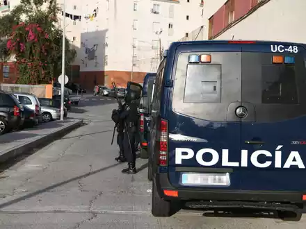 Die spanische Polizei leitete eine Großfahndung nach dem Maskierten ein, der einen Elfjährigen auf einem Fußballplatz erstochen hatte. - Foto: Antonio Sempere/EUROPA PRESS/dpa