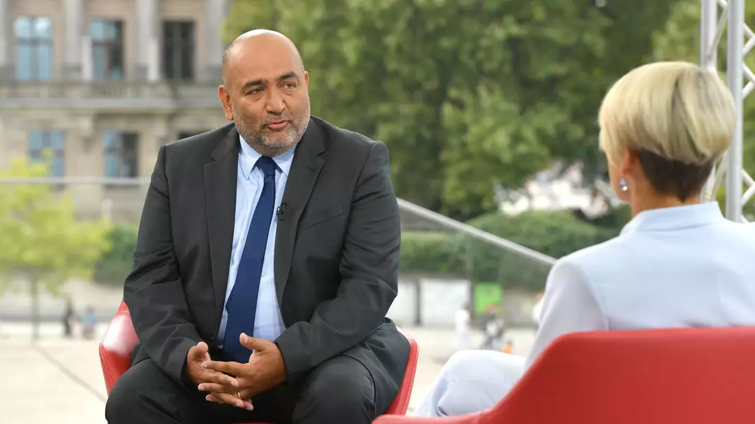 Grünen-Chef Nouripour sieht große Unterschiede zum BSW - schließt aber auch nichts aus. - Bild: Paul Zinken/dpa