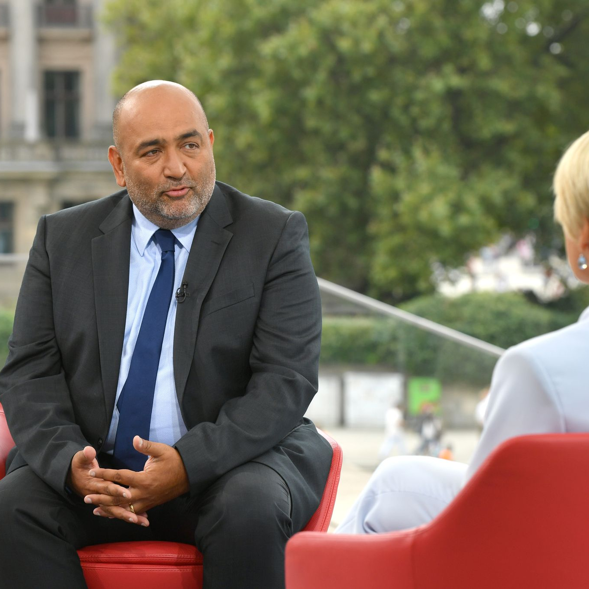 Grünen-Chef Nouripour sieht große Unterschiede zum BSW - schließt aber auch nichts aus. - Foto: Paul Zinken/dpa