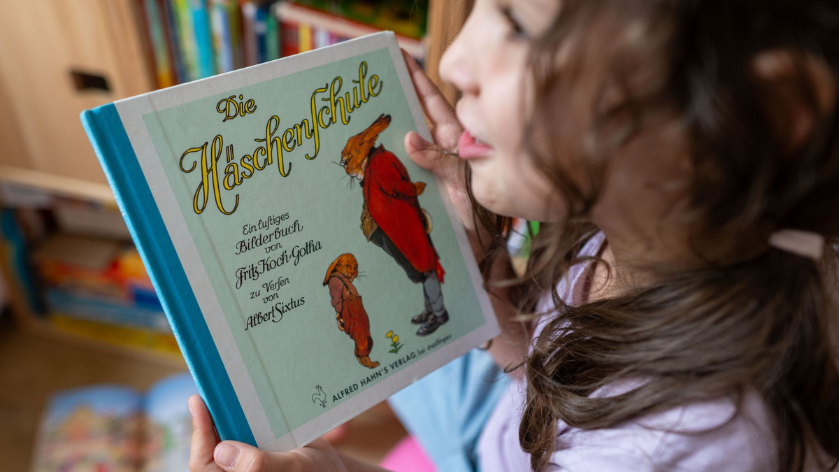 Das Kinderbuch steht bis heute in vielen Bücherregalen.  - Foto: Hendrik Schmidt/dpa