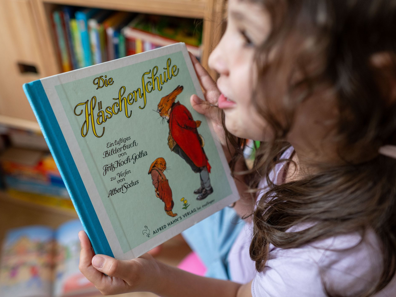 Das Kinderbuch steht bis heute in vielen Bücherregalen.  - Foto: Hendrik Schmidt/dpa
