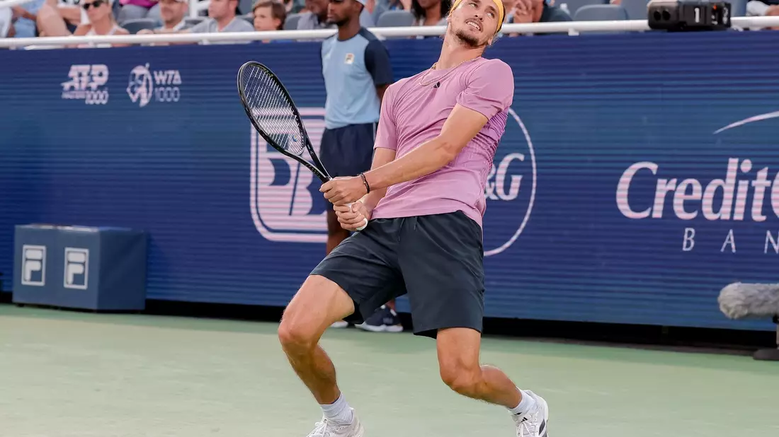 Alexander Zverev (r) gratuliert Jannik Sinner zum Sieg. - Bild: Scott Stuart/ZUMA Press Wire/dpa