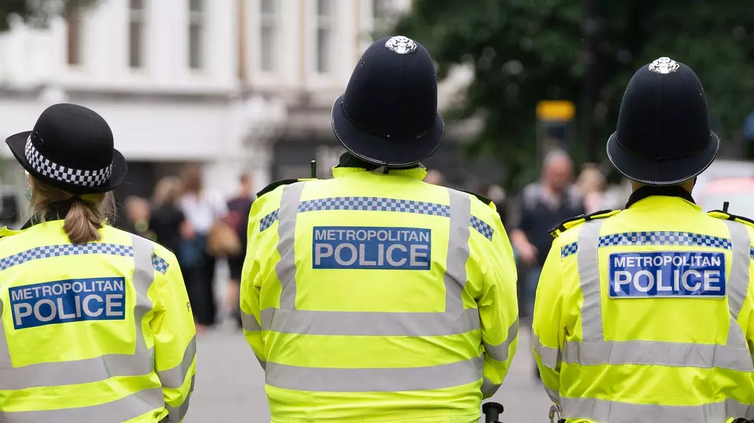 Briten sollen Macheten und Zombiemesser bei der Polizei abgeben. - Bild: Stefan Rousseau/PA Wire/dpa