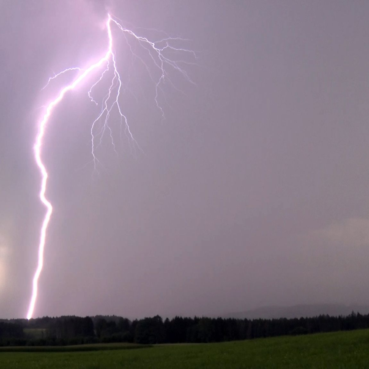 Blitze haben in Griechenland mindestens zehn Waldbrände verursacht. (Symbolbild) - Foto: Bernd März/dpa