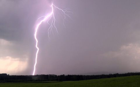 Blitze haben in Griechenland mindestens zehn Waldbrände verursacht. (Symbolbild) - Foto: Bernd März/dpa