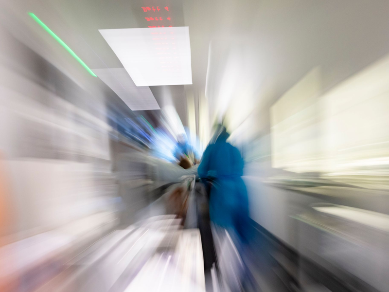 In Krankenhäusern arbeiten über die Feiertage viele Menschen. (Symbolbild) - Foto: Frank Molter/dpa