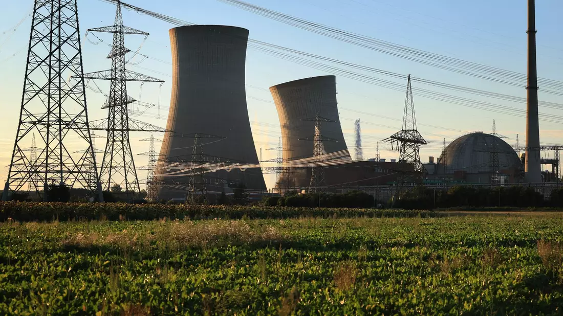 Die Störaktion eines Mannes bei der Sprengung der Kühltürme des stillgelegten Kernkraftwerks Grafenrheinfeld könnte Schadenersatzansprüche nach sich ziehen. - Bild: Karl-Josef Hildenbrand/dpa