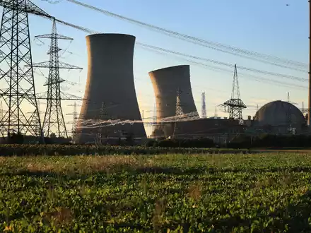 Die Störaktion eines Mannes bei der Sprengung der Kühltürme des stillgelegten Kernkraftwerks Grafenrheinfeld könnte Schadenersatzansprüche nach sich ziehen. - Foto: Karl-Josef Hildenbrand/dpa