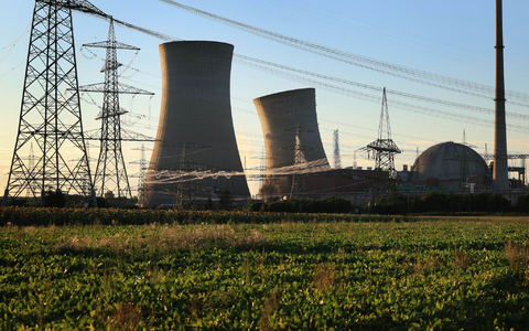 Die Störaktion eines Mannes bei der Sprengung der Kühltürme des stillgelegten Kernkraftwerks Grafenrheinfeld könnte Schadenersatzansprüche nach sich ziehen. - Foto: Karl-Josef Hildenbrand/dpa Die Störaktion eines Mannes bei der Sprengung der Kühltürme des stillgelegten Kernkraftwerks Grafenrheinfeld könnte Schadenersatzansprüche nach sich ziehen. - Foto: Karl-Josef Hildenbrand/dpa