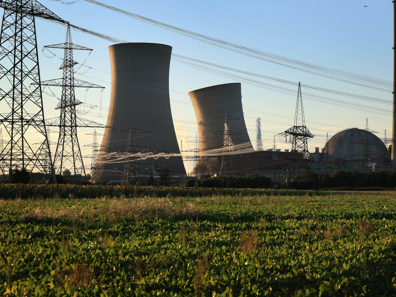 Die Störaktion eines Mannes bei der Sprengung der Kühltürme des stillgelegten Kernkraftwerks Grafenrheinfeld könnte Schadenersatzansprüche nach sich ziehen. - Foto: Karl-Josef Hildenbrand/dpa