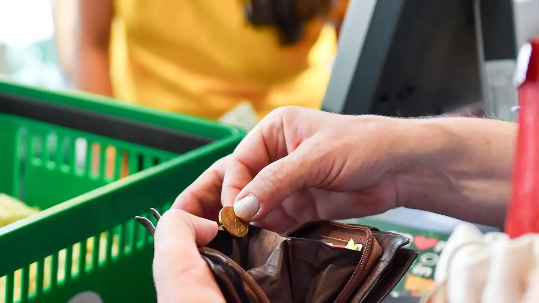 Die Konsumenten halten eher ihr Geld zusammen - Bild: Jens Kalaene/dpa
