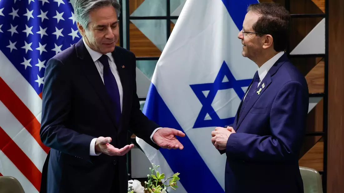 US-Außenminister Anthony Blinken (l.) macht bei einem Treffen mit Israels Präsidenten Izchak Herzog deutlich, dass es seiner Meinung nach Zeit sei, die Verhandlungen zu einem Ende zu bringen. (Archivbild) - Bild: Evelyn Hockstein/Pool Reuters/AP