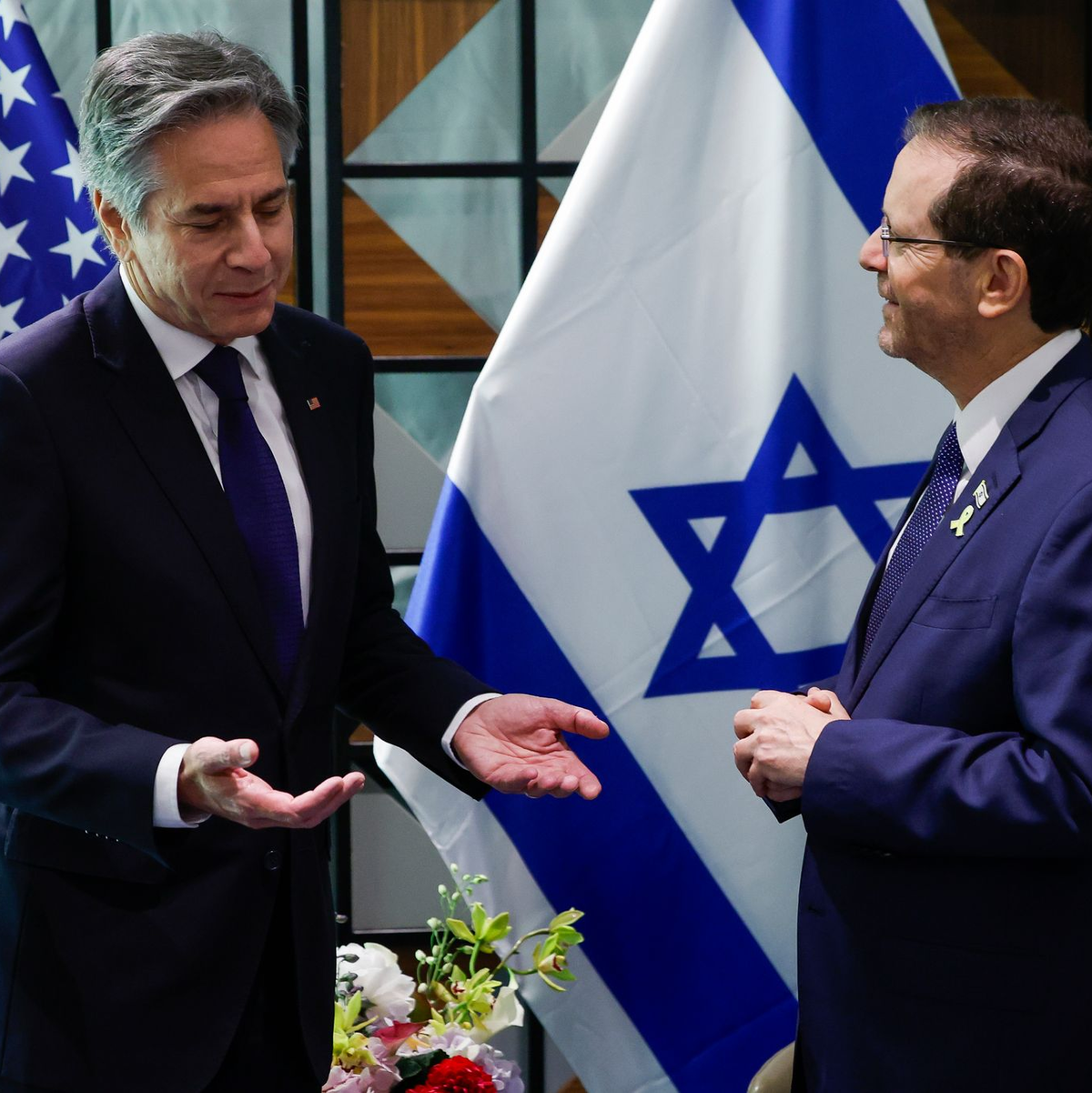 US-Außenminister Anthony Blinken (l.) macht bei einem Treffen mit Israels Präsidenten Izchak Herzog deutlich, dass es seiner Meinung nach Zeit sei, die Verhandlungen zu einem Ende zu bringen. (Archivbild) - Foto: Evelyn Hockstein/Pool Reuters/AP