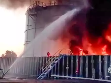 Die Ukraine attackiert mit ihren Drohnen gezielt Tanklager weit hinter der Front in Russland. (Archivbild) - Foto: Uncredited/Russian Emergency Ministry Press Service/AP/dpa