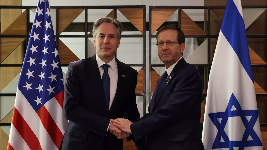 US-Außenminister Anthony Blinken (l.) macht bei einem Treffen mit Israels Präsidenten Izchak Herzog deutlich: Es ist Zeit, die Verhandlungen zum Abschluss zu bringen. - Bild: Kevin Mohatt/Pool Reuters/AP/dpa