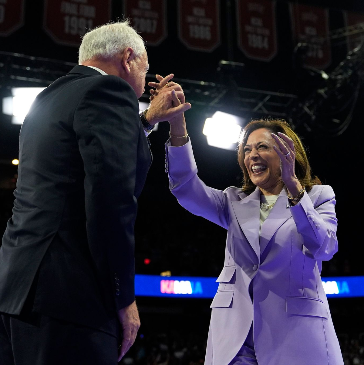 Auch Tim Walz wird einen großen Auftritt haben. (Archivbild) - Foto: Julia Nikhinson/AP/dpa