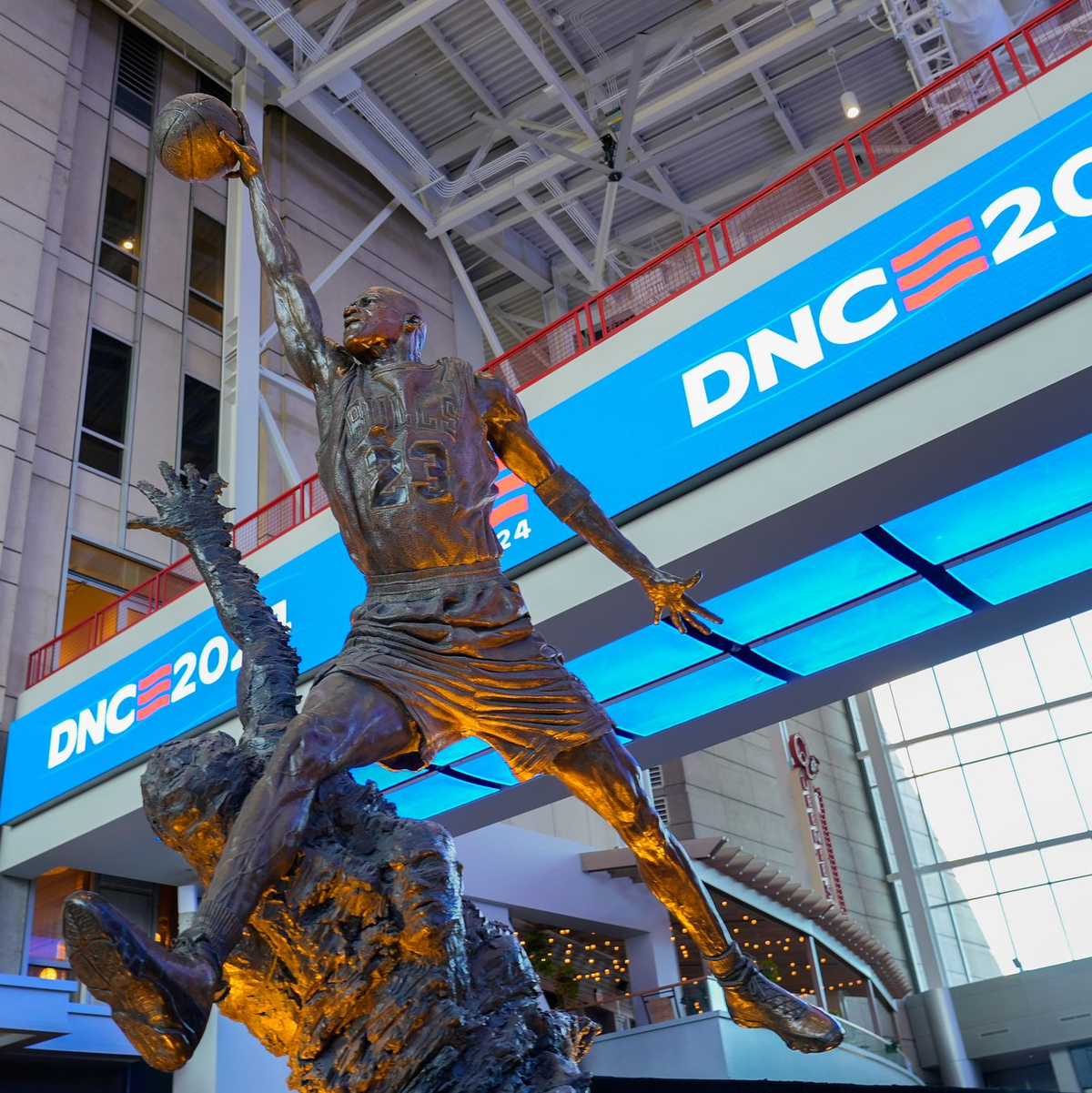 Die Demokraten halten ihren Parteitag im United Center in Chicago ab, die Halle ist Heimspielstätte der Chicago Bulls. (Archivbild) - Foto: Pablo Martinez Monsivais/AP/dpa
