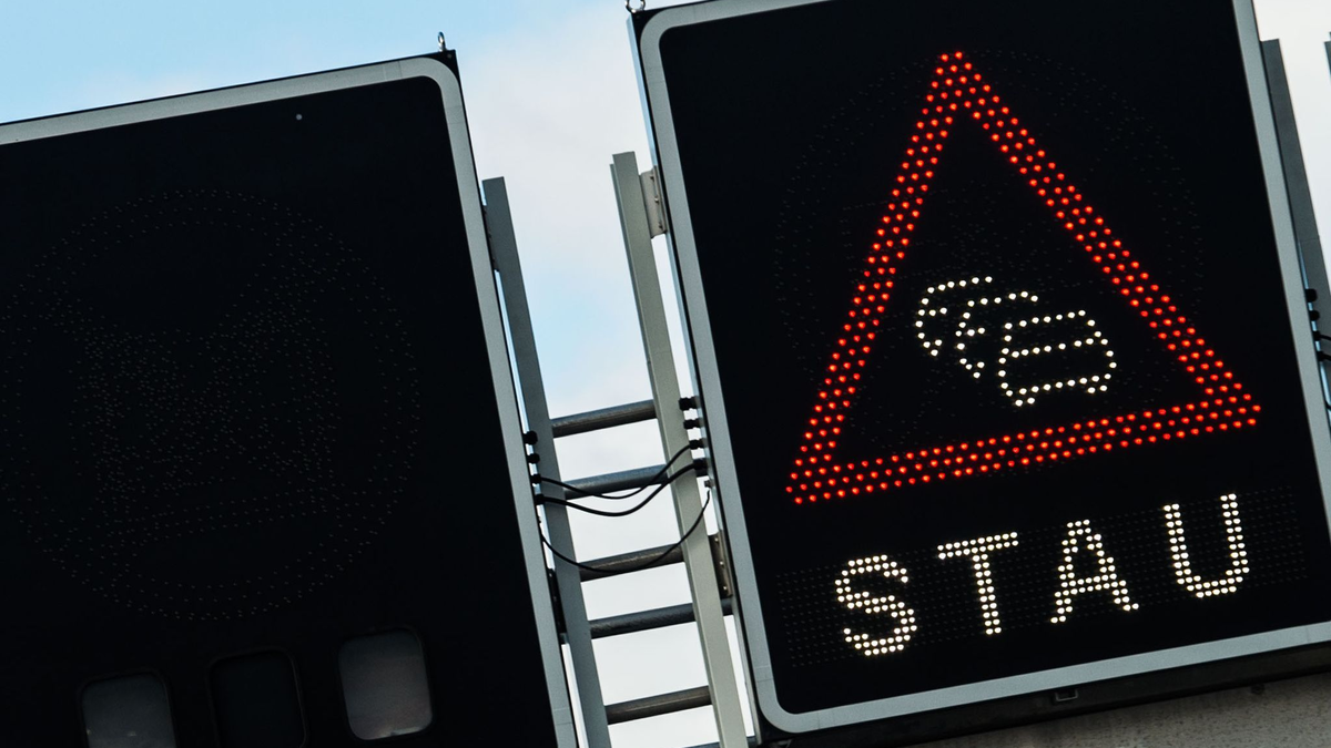 In einigen Bundesländern neigen sich die Sommerferien dem Ende zu - der ADAC erwartet ein staureiches Wochenende. (Symbolbild) - Foto: Lino Mirgeler/dpa
