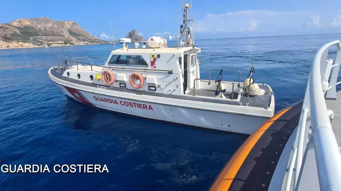 Ein Schiff der italienischen Küstenwache ist auf der Suche nach Vermissten. - Bild: Guardia Costiera/dpa