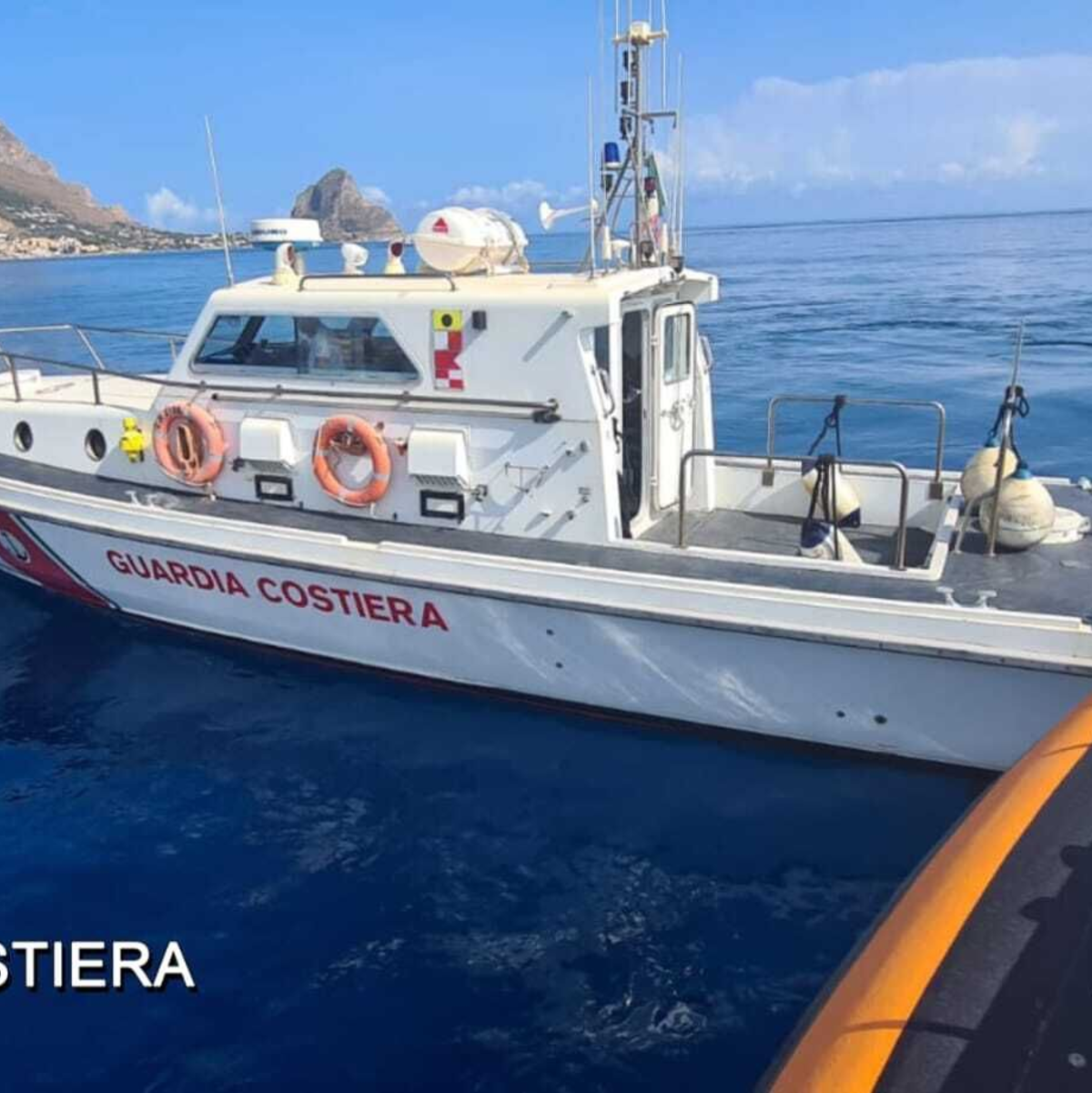 Ein Schiff der italienischen Küstenwache ist auf der Suche nach Vermissten. - Foto: Guardia Costiera/dpa