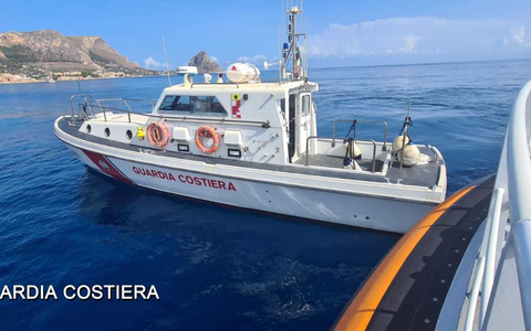 Ein Schiff der italienischen Küstenwache ist auf der Suche nach Vermissten. - Foto: Guardia Costiera/dpa