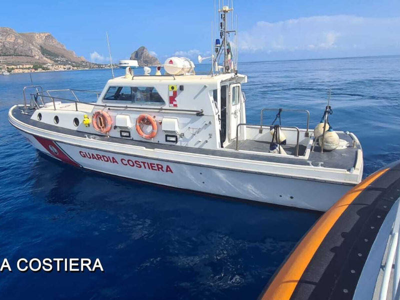 Ein Schiff der italienischen Küstenwache ist auf der Suche nach Vermissten. - Foto: Guardia Costiera/dpa