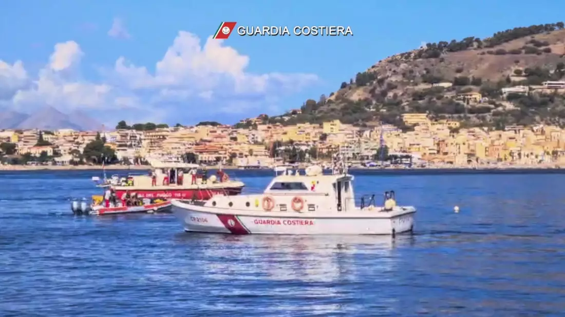 Vermisst werden sechs Menschen. - Bild: Italian Coast Guard/Italian Coast Guard/AP/dpa
