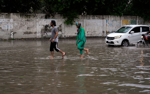 In Pakiston sind nach Monsunregenfällen bislang mehr als 200 Menschen gestorben. (Archivbild) - Foto: K.M. Chaudary/AP/dpa In Pakiston sind nach Monsunregenfällen bislang mehr als 200 Menschen gestorben. (Archivbild) - Foto: K.M. Chaudary/AP/dpa