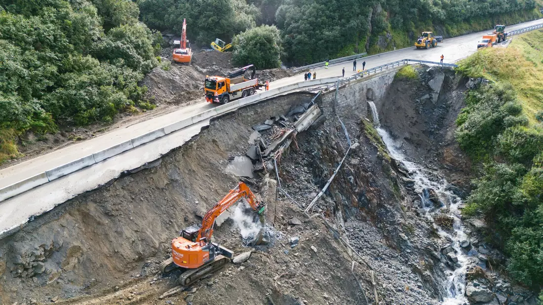 Die Arlbergstraße wurde in einem Unwetter schwer beschädigt. (Foto: Archiv) - Bild: Bernd Hofmeister/APA/dpa