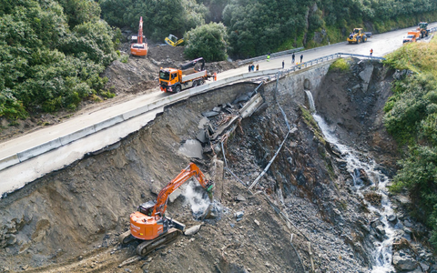 Die Arlbergstraße wurde in einem Unwetter schwer beschädigt. (Foto: Archiv) - Foto: Bernd Hofmeister/APA/dpa