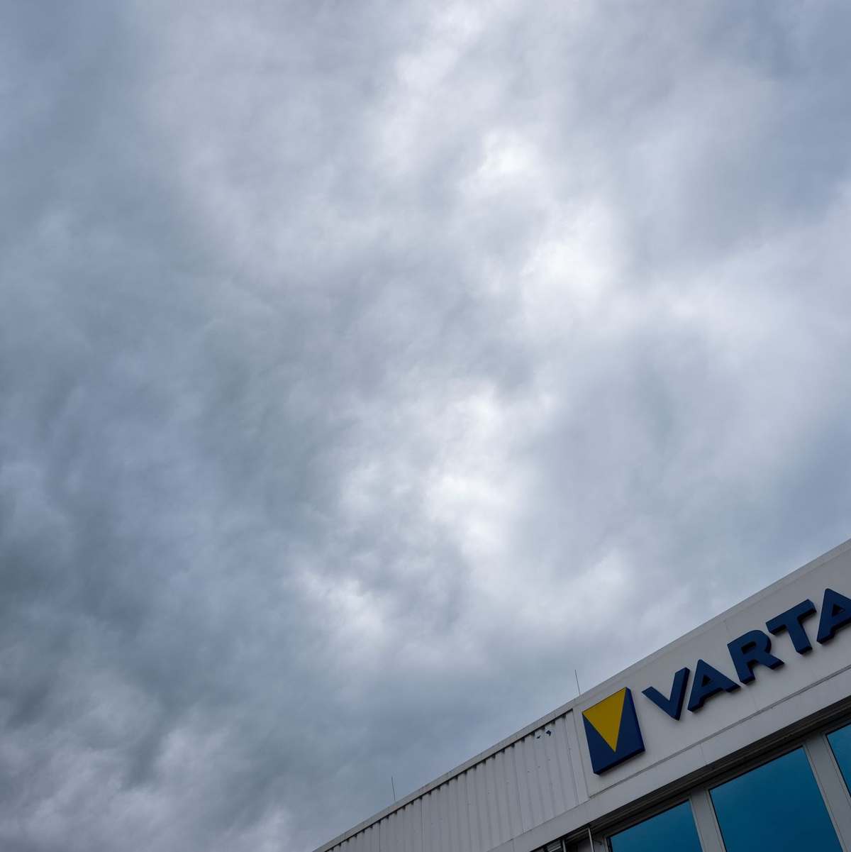 Auch der Sportwagenbauer Porsche soll an der Varta-Sanierung beteiligt werden. (Archivbild) - Foto: Stefan Puchner/dpa