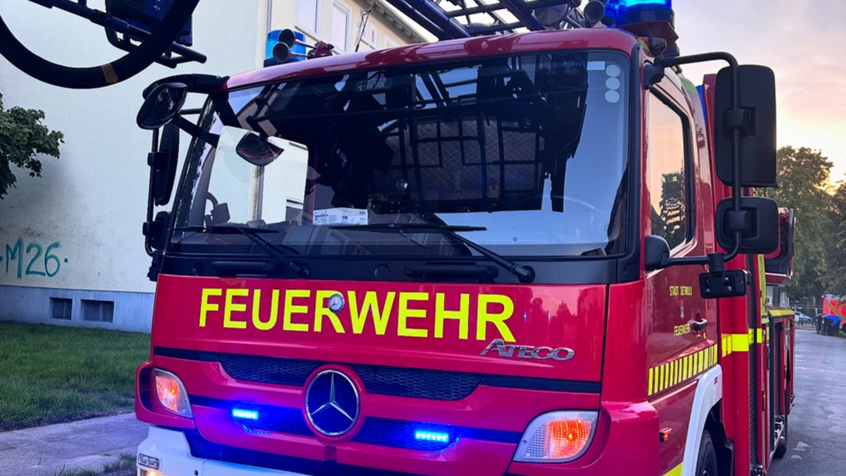 FW-DT: Rauchmelder schlägt Alarm - Falschparker behindern Drehleiter - Foto: presseportal.de