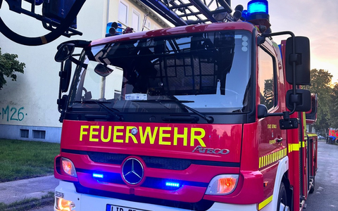 FW-DT: Rauchmelder schlägt Alarm - Falschparker behindern Drehleiter - Foto: presseportal.de