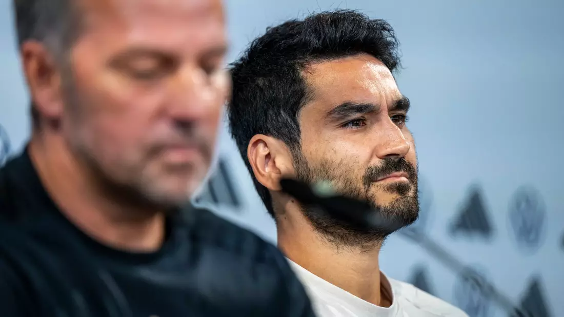 Unter Hansi Flick soll Ilkay Gündogan (r) beim FC Barcelona keine Rolle mehr spielen. - Bild: David Inderlied/dpa
