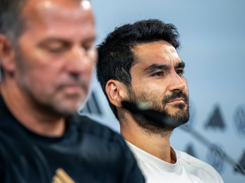 Unter Hansi Flick soll Ilkay Gündogan (r) beim FC Barcelona keine Rolle mehr spielen. - Foto: David Inderlied/dpa