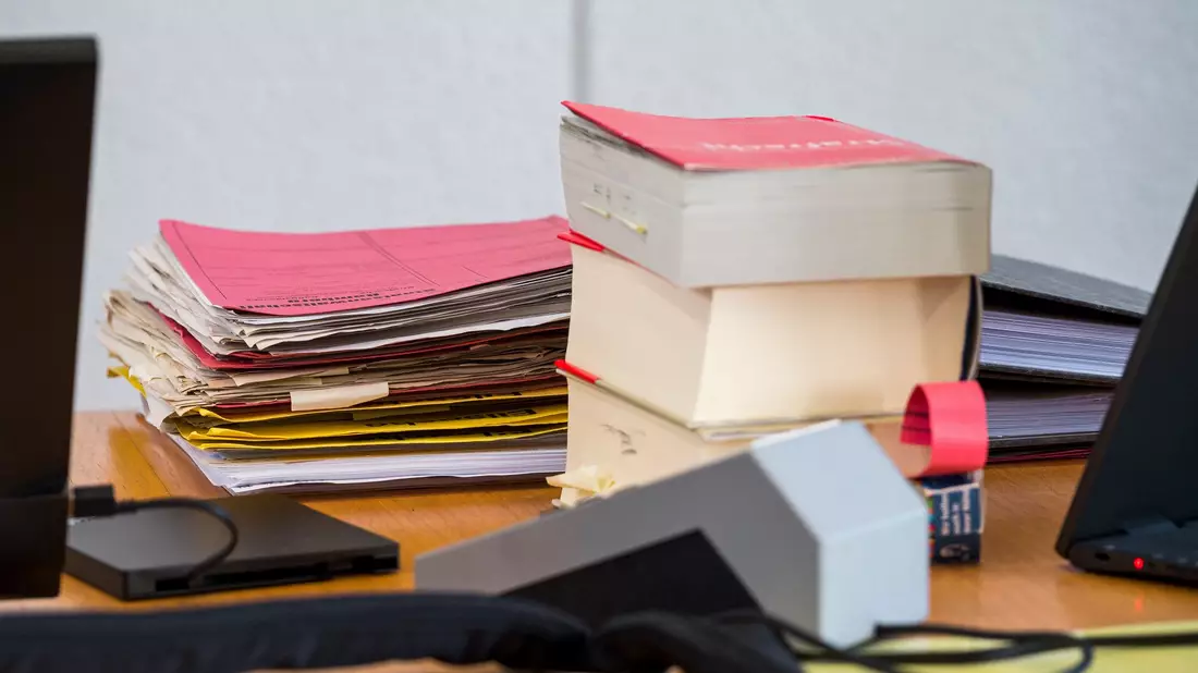 In Gesetzesbüchern lassen sich viele verschachtelte Sätze finden. (Symbolbild) - Bild: Daniel Vogl/dpa