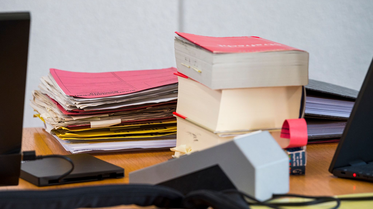 In Gesetzesbüchern lassen sich viele verschachtelte Sätze finden. (Symbolbild) - Foto: Daniel Vogl/dpa